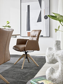 Esszimmer Helmond: Stuhl 6616 mit geschlossenen Armlehnen, leger gepolstert, Leder Granada Savanna (PG 2), Gestell mit Dreh-Moover- und Rückholfunktion, Nussbaum massiv geölt mit Metallhalterung pulverbeschichtet schwarz, ca. B 61, H 88, SH 50, AH 68, T 62, ST 46 cm