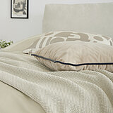Musterring Heimtextililen: Detail Polsterbett-Kopfteil mit Rückenkissen in Stoff AURORA, Farbe: beige Nr. 02 (100 % Polyester)