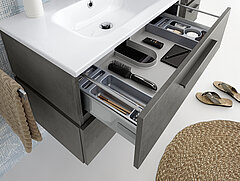 Bad Rimini: Mineralmarmor-Waschtisch Weiß BME013M81001, Waschtisch-Unterschrank W01013M7940 mit 2 Auszügen inkl. Kosmetik-Einsatz, ca. B 81/79, H 53, T 46 cm, Front, Korpus u. Akzentfarbe: Oxid Dunkelgrau quer Nachbildung, Griff Quarzgrau matt, Gegen Aufpreis: Handtuchhalter HHWE2-325, Waschtischarmatur (Achtung: Die fotografierte Armatur wurde nicht aufgenommen. Siehe Preisliste!)