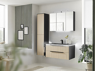 Badezimmer Riana: VZ-Vorschlag 1, Korpus Schwarz-Matt-Touch, Front Linea-Eiche-hell-Nachbildung (PG 1), Griffleiste schwarz matt, Gesamtmaß ca. B 101, H 200, T 49 cm, bestehend aus Waschtisch Duratek-Granit (BME018F10011) schwarz matt, inkl. Armaturbohrung und integriertem Überlauf, ca. B 101, H 1, T 49 cm, Waschtischunterschrank (W01018F10) inkl. umlaufender Fugenbeleuchtung mit Bewegungsmelder, LEDplus-fähig (Kalt-, Neutral- oder Warmlicht schaltbar und dimmbar, 18,1 Watt), 2 Auszüge, ca. B 99, H 48, T 48 cm, Spiegelschrank (SEAES3010) 3-türig, einfach verspiegelt, 3 Griffe Chrom glänzend, ca. B 100, H 70, T 17 cmZubehör: LEDplus-Aufsatzleuchte (ZALAWF60E, 5,3 Watt) schwarz matt, ca. B 60 cm, Griffset (ZDVSPSG2, 3 Stück) für Spiegelschrank, schwarz matt, LED-Waschplatzbeleuchtung (ZWP00265E, 3,2 Watt), ca. B 65 cm, LEDplus-Sensorschalter (ZCS005E) für Spiegelschrank, LEDplus-Sensorschalter (ZCS008E) für Waschtischunterschrank, Kosmetikeinsatz (ZKEFA343C) 2-teilig, Waschtischarmatur (ZEHM37) schwarz matt, Handtuchhalter (ZHH00832) für Korpusmontage, schwarz matt, ca. L 33 cm